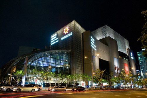 Самый большой в мире универсальный магазин был открыт в марте 2009 года, он расположен в городе Бушан (Южная Корея), площадь торговых залов - 295 тыс. квадратных метров.