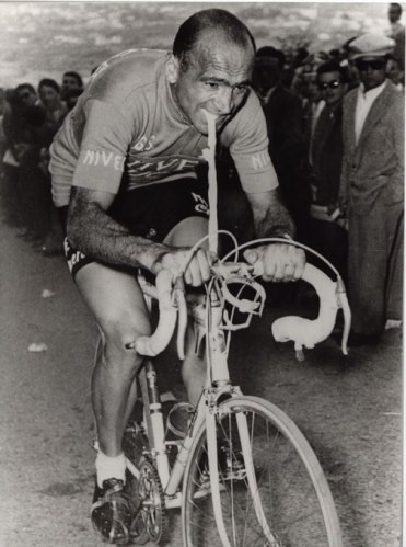 Все знают Тур де Франс, но не менее важная и большая гонка Джиро д Италия. Именно на ней в 1956 году произошла удивительная история. На фотографии мы видим велогонщика Фиоренсо Маньи — изо рта у него торчит веревка, привязанная к велосипеду. 