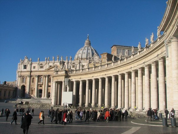 Самой маленькой страной на данный момент является Ватикан. Общая площадь составляет 0.44 км². Государство-город Ватикан находится в Италии внутри Рима. Она занесена в книгу рекордов гиннесса