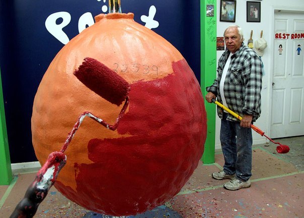 Декоратор Майкл Кармайкл в течение 34 лет каждый божий день красил обычный бейсбольный шарик обычной краской. В итоге получился шар, который сейчас весит больше тонны!