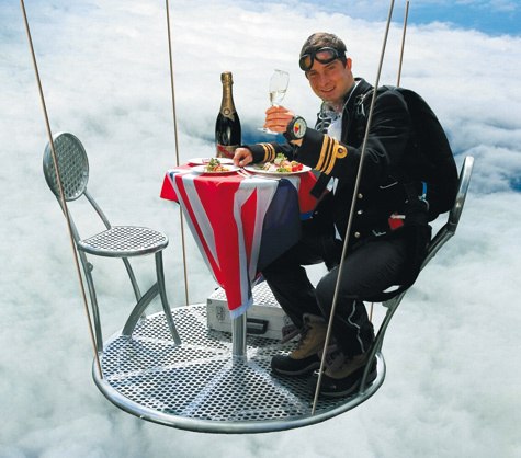 Самый высокий ужин на высоте 7620 метров. 2005 год, Беар Гриллс