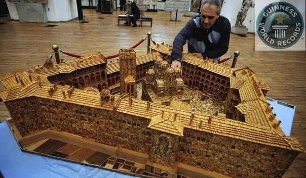 Болгарский скульптор Пламен Игнатов потратил 16 лет на постройку модели Рильского монастыря из 6 000 000 спичек.