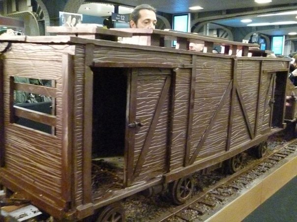В Бельгии, на Брюссельской недели шоколада был представлен 33,6-метровый поезд, сделанный полностью из шоколада! Из 1285 кг отменного бельгийского шоколада. Эта модель, продуманная до мельчайших деталей , была создана мастером шоколатье Эндрю Фарруджиа из Мальты. Поезд вошел в Книгу Рекордов Гиннеса, как самое длинное сооружение из шоколада.