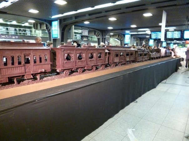 В Бельгии, на Брюссельской недели шоколада был представлен 33,6-метровый поезд, сделанный полностью из шоколада! Из 1285 кг отменного бельгийского шоколада. Эта модель, продуманная до мельчайших деталей , была создана мастером шоколатье Эндрю Фарруджиа из Мальты. Поезд вошел в Книгу Рекордов Гиннеса, как самое длинное сооружение из шоколада.