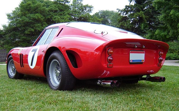 Это Ferrari 250 GTO 1962.г.Самая желанная переднемоторная Феррари для автоколлекционеров. В 2008 году подобный экземпляр был продан на аукционе за 28,5 млн $. Рекорд был перебит феноменальным Бугатти Атлантик (цена на него составила 40-50 млн). 250 ГТО есть у барабанщика Pink Floyd Ника Мэйсона.На даный момент является самой дорогой машиной в мире ее цена составляет 900 млн рублей.