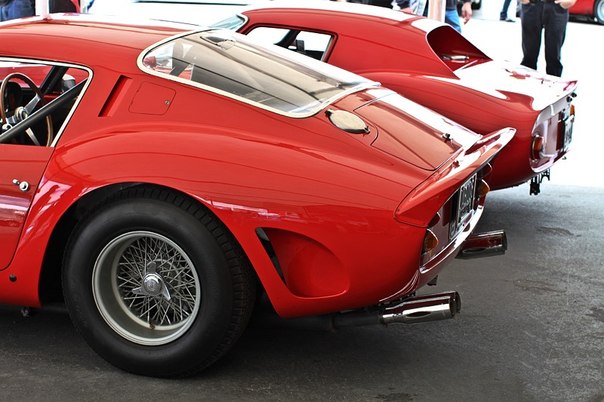 Это Ferrari 250 GTO 1962.г.Самая желанная переднемоторная Феррари для автоколлекционеров. В 2008 году подобный экземпляр был продан на аукционе за 28,5 млн $. Рекорд был перебит феноменальным Бугатти Атлантик (цена на него составила 40-50 млн). 250 ГТО есть у барабанщика Pink Floyd Ника Мэйсона.На даный момент является самой дорогой машиной в мире ее цена составляет 900 млн рублей.
