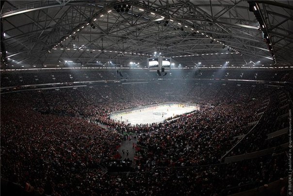 7 мая 2010 года на футбольном стадионе "Фелтинс-Арена" был проведён матч открытия чемпионата мира по хоккею с шайбой 2010 года между сборными США и Германии. На трибунах стадиона смотрело 77 803 зрителей, тем самым был установлен мировой рекорд по посещаемости матчей хоккея с шайбой.