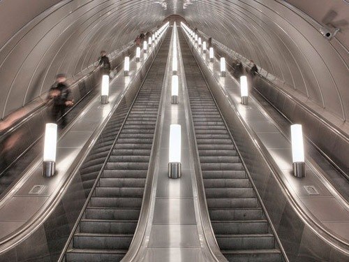 Резиновый подлокотник эскалатора в метро двигается с другой скоростью для того, чтобы пассажир не уснул на эскалаторе.