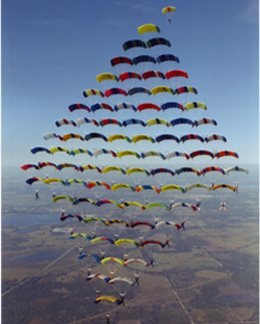 В США установлен новый рекорд в парашютном спорте. 100 спортсменов образовали в воздухе ромб. По словам организаторов, на подготовку уникального прыжка ушло 7 лет.