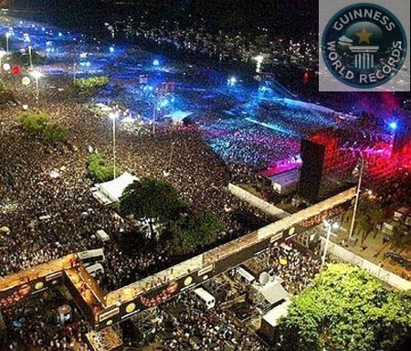 Самая большая толпа была зарегистрирована на пляже Копакабана в Рио де Жанейро. Она насчитывала порядка 3,5 миллиона человек, которые собрались здесь чтобы отпраздновать новый 1994 год во главе с Родом Стюартом.