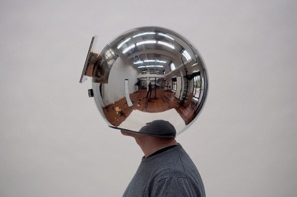 Немецкий художник Lorenz Potthast разработал шлем, замедляющий время. Если вам кажется, что жизнь пролетает слишком быстро, а многие моменты стоят того, чтобы насладиться ими не спеша, Decelerator — ваш выбор. Шлем Decelerator выглядит как огромный зеркальный шар.