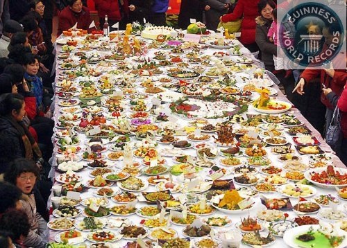 На одном столе было собрано самое большое количество блюд – 8146. рекорд был поставлен в китайском городе Ухань, во время празднования китайского нового года.