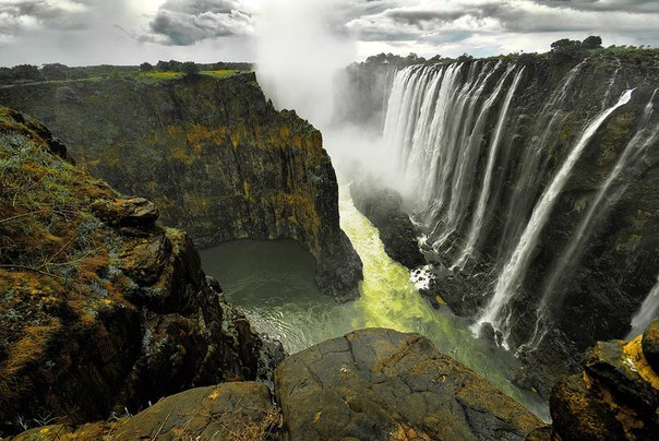 Водопад Виктория на реке Замбези в Южной Африке. Расположен на границе Замбии и Зимбабве. Шотландский исследователь Дэвид Ливингстон, побывавший на водопаде в 1855 году, назвал его в честь королевы Виктории. Среди коренного населения этих мест водопад был известен как «Гремящий дым».