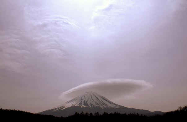 Фудзияма, Фудзи — действующий стратовулкан на японском острове Хонсю в 90 километрах к юго-западу от Токио. Высота горы — 3776 м. В настоящее время вулкан считается слабо активным, последнее извержение было в 1707—1708 году. 