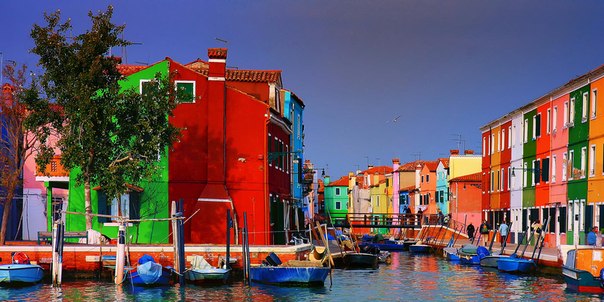 Бурано — островной квартал Венеции, расположенный на удалении 7 км от центра города, рядом с Торчелло, с населением ок. 4000 жит. Известен своими ярко окрашенными домами. С XVI века специализируется на производстве кружев.