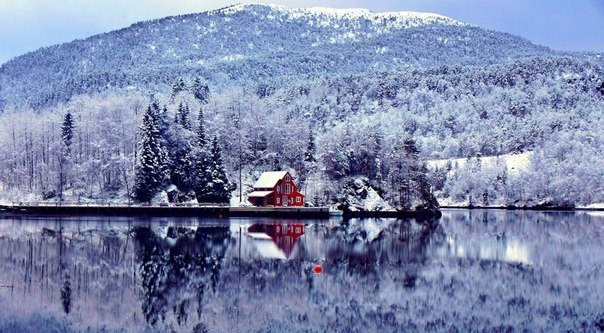Одинокий домик зимой в Норвегии