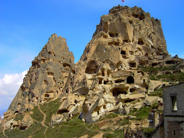 Крепость Учхисар, выдолбленная в скале, Каппадокия, Турция..