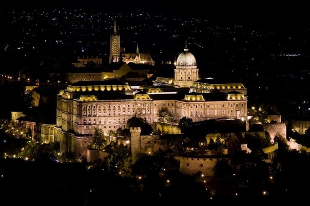 Будайская крепость — исторический замок венгерских королей в Будапеште. Ранее назывался также Королевский дворец и Королевский замок. В 2002 году Будайская крепость вместе с древним Аквинкумом и проспектом Андраши была включена в Список Всемирного наследия ЮНЕСКО.