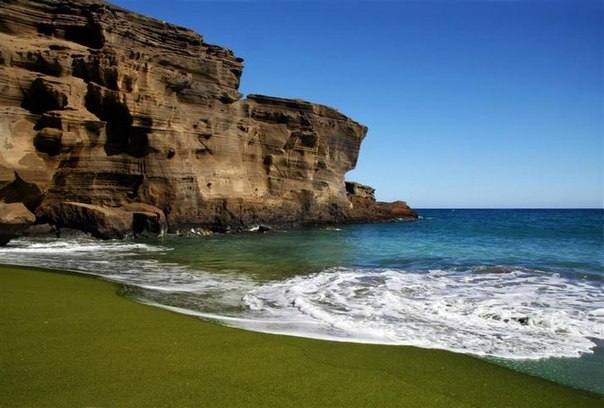 Зеленый песчаный пляж