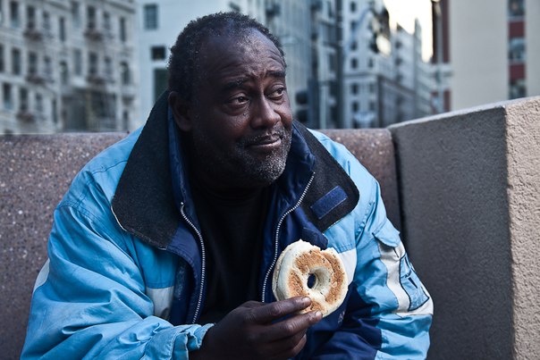 Бублик бездомному в обмен на разговор и фотографию