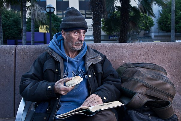 Бублик бездомному в обмен на разговор и фотографию