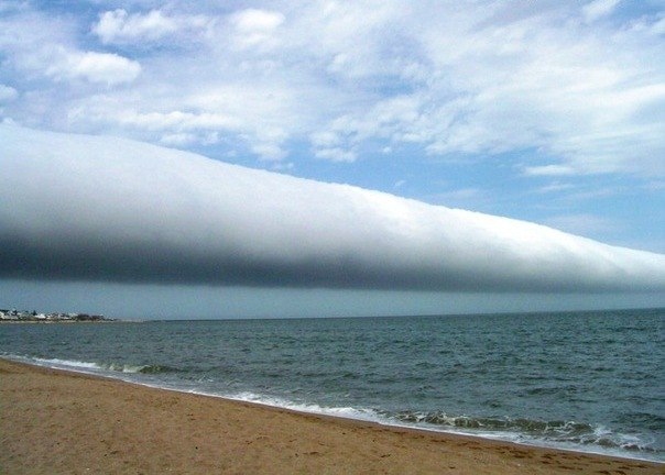 Такие облака, называемые облачными валами - большая редкость. Чаще всего их наблюдают в Австралии, но этот удивительно длинный облачный вал, который, кажется, простирается от одного края горизонта до другого, был замечен на побережье Уругвая в январе 2009 года.