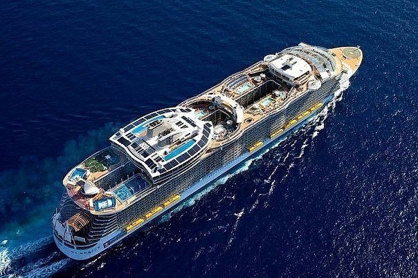  Морской оазис” – круизный лайнер и самый большой пассажирский корабль в мире, сошел со стапелей в Финляндии.  Оазис” в 5 раз больше  Титаника”.
