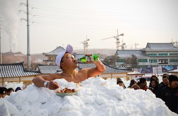 Цзинь Сунхао попал в Книгу рекордов Гиннеса за самое продолжительное пребывание в снегу без одежды (46 минут 7 секунд) в городе Яньцзи, провинции Цзилинь, Китай