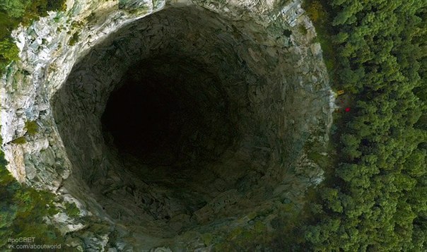 В тропических лесах центральной Мексики есть огромная яма, более чем 300 метров глубиной, которая расширяется к основанию. Из-за птиц, которые живут внутри, она известна как пещера Ласточек. Именно в этом месте проходили съемки фильма Джеймса Кэмерона под названием «Санктум».