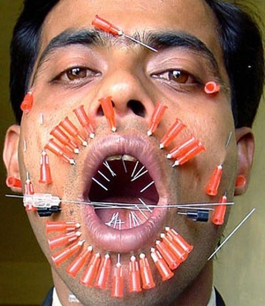 Индиец Пратеш Баруах в 2002 году поставил рекорд на наибольшее число иголок от шприцов, пронизывающих лицо.