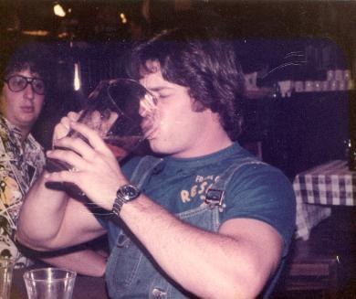 Согласно Книге рекордов Гиннесса, Стивен Петросино является чемпионом мира по скоростному выпиванию пива. 22 июня 1977 г. он выпил 1 литр пива за 1,3 секунды в Карлайзе, штат Пенсильвания, превзойдя на 56% предыдущий мировой рекорд, установленный несколькими годами ранее англичанином Питером Доудсвеллом (1 литр за 2,3 секунды).