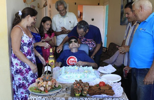 Конрадо Марреро, самому пожилому игроку в бейсбол из ныне живущих, на днях исполнилось 102 года.