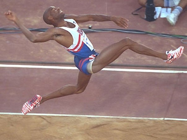 Самый длинный прыжок у мужчин,принадлежит Майку Пауэллу, родившемуся в Филадельфии, штат Пенсильванияи США, 30 августа 1991 года, тогда он прыгнул на 8,95м.
