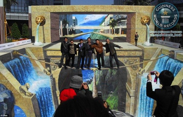 «Ущелье Львиные Врата» (Lions Gate Gorge) – название гигантской художественной композиции, нарисованной художником Ху Ксингхау (Qi Xinghua), которая является, по мнению Книги Рекордов Гиннеса, самой большой 3D картиной в мире.