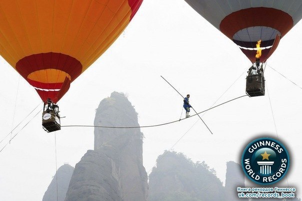 Китайский акробат идет по канату, натянутому на высоте 30 метров. Саймайти Айшань за 3 минуты 38 секунд преодолел расстояние в 15 метров и установил новый мировой рекорд.
