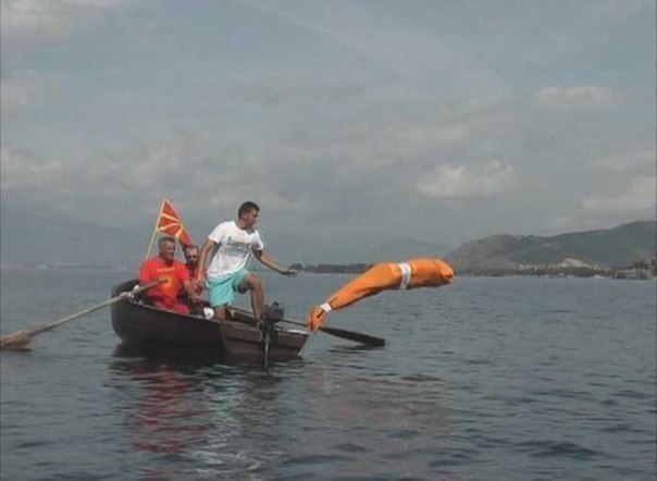 59-летний Ян Петков, известный в Болгарии как  Человек-амфибия”, связанный в мешке проплыл более 2 км