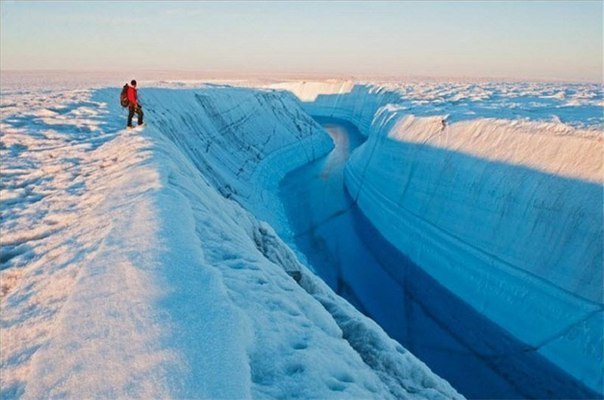 Один из каньонов Гренландии, который появился в результате таяния льдов. Толщина льда здесь иногда достигает 700 метров.