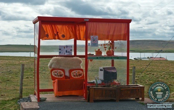 Самая северная автобусная остановка в Британии. Расположена на острове Унст, Шотландия. Внутри мягкое кресло, журналы, телевизор.