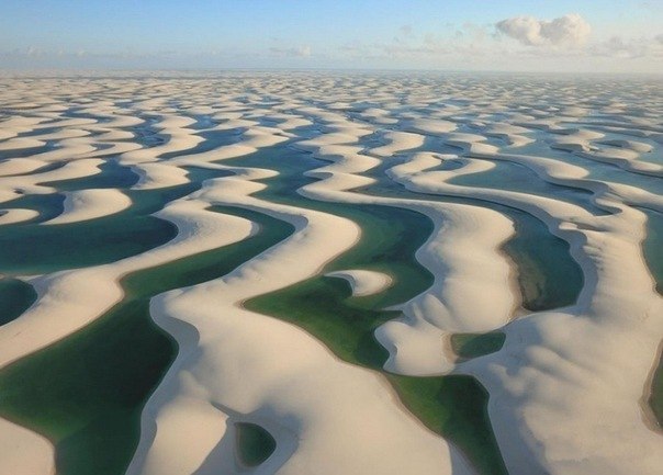 Одним из самых завораживающих мест Бразилии является национальный парк Ленсойш Mараненсеш, фантастический пейзаж которого не оставит равнодушным ни одного зрителя: белоснежные песчаные дюны до 40 м в высоту чередуются с удивительной красоты озерами.