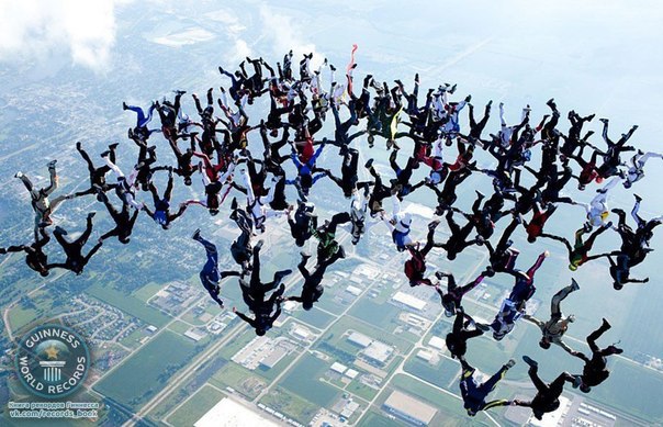 31 июля 2009 группа парашютистов в штате Иллинойс (США) установила новый мировой рекорд по свободному падению. На высоте пять с половиной километров группа из 108 человек выпрыгнула из самолета и в течение 40 секунд построила в воздухе фигуру. Скорость падения составляла около 280 км/ч!