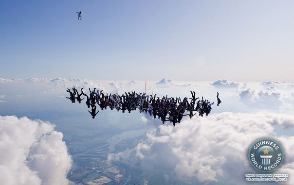 31 июля 2009 группа парашютистов в штате Иллинойс (США) установила новый мировой рекорд по свободному падению. На высоте пять с половиной километров группа из 108 человек выпрыгнула из самолета и в течение 40 секунд построила в воздухе фигуру. Скорость падения составляла около 280 км/ч!