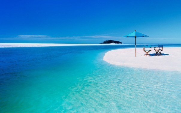 Пляж Whiteheaven beach - знаменитый пляж на острове Святой Троицы в Австралии. Длина пляжа составляет 7 километров. Белоснежный кварцевый песок пляжа считается самым чистым в мире.