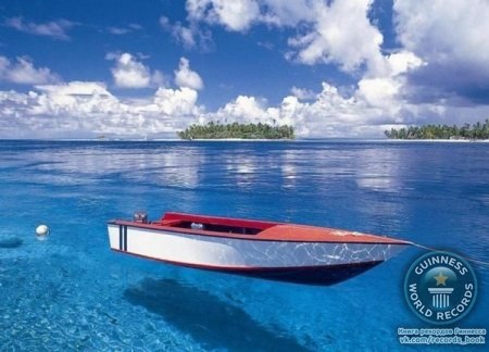 Вода на Мальдивских островах настолько прозрачна, что из лодки можно увидеть свою тень на дне моря!