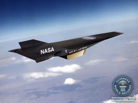 Гиперзвуковой самолет X-43A признан самым быстрым самолетом в мире. Это беспилотный самолет, который во время тестирований показал фантастическую скорость — 11230 км/ч, что примерно в 9,6 раз больше скорости звука. 