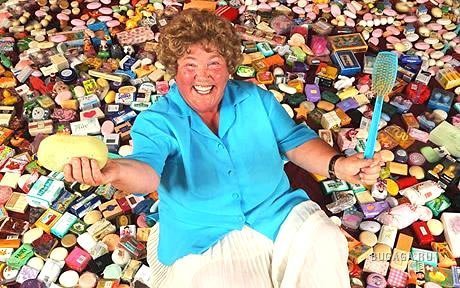 Английская пенсионерка Кэрол Вон коллекционирует мыло с 1991 года. В её собрании есть образцы практически из всех стран мира. И на данный момент у Кэрол хранится более пяти тысяч кусков самого различного мыла.