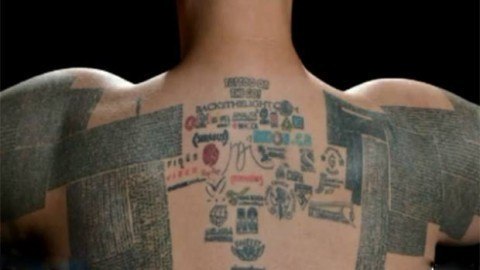 Тело канадца, покрытое татуировками из 10 тысяч URL-адресов, попало в Книгу рекордов Гиннеса.