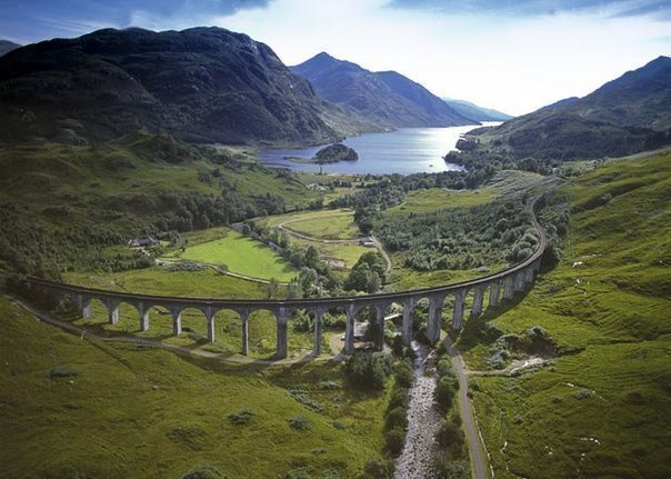 Железная дорога, которая известна миру как "Дорога в Хогвартс" (Виадук Гленфиннан в Шотландии).