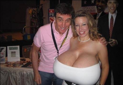 Американская стриптизерша Челси Чармс - обладательница самой большой груди в мире. Каждая ее грудь весит более 10 кг.