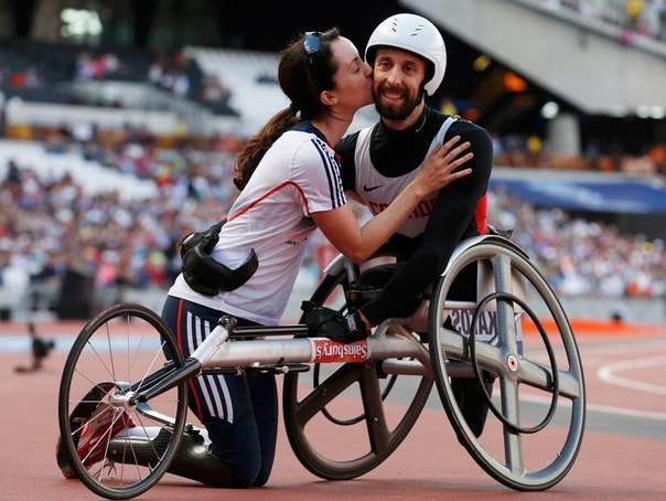 Канадец принимает поздравление от жены, после того как выиграл 100-метровку среди спортсменов на колясках на Паралимпийских играх 2012 в Лондоне.