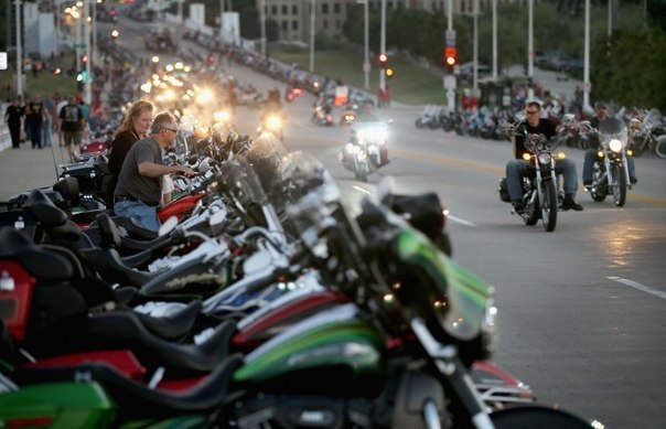 Байкеры со всех точек земного шара собрались в американском городе Милуоки штата Висконсин, чтобы отпраздновать юбилей – 110-летие легендарной компании Harley-Davidson.